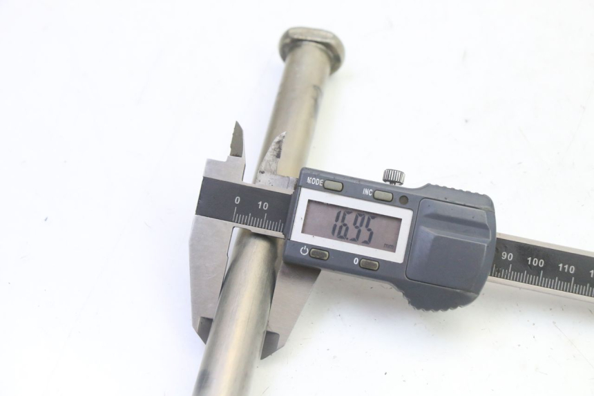 photo de SWING ARM AXLE YAMAHA YZF YZ-F 450 (2014 - 2016) - Technical close-up