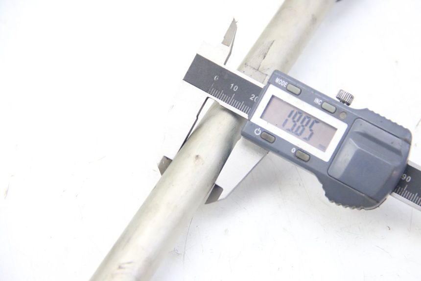 photo de SWINGARM PIVOT AXIS KAWASAKI Z ABS 1000 (2014 - 2020) - Zoom on usage condition