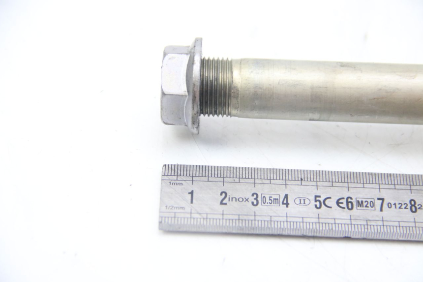 photo de SWINGARM PIVOT AXIS KAWASAKI Z ABS 1000 (2014 - 2020) - Technical close-up