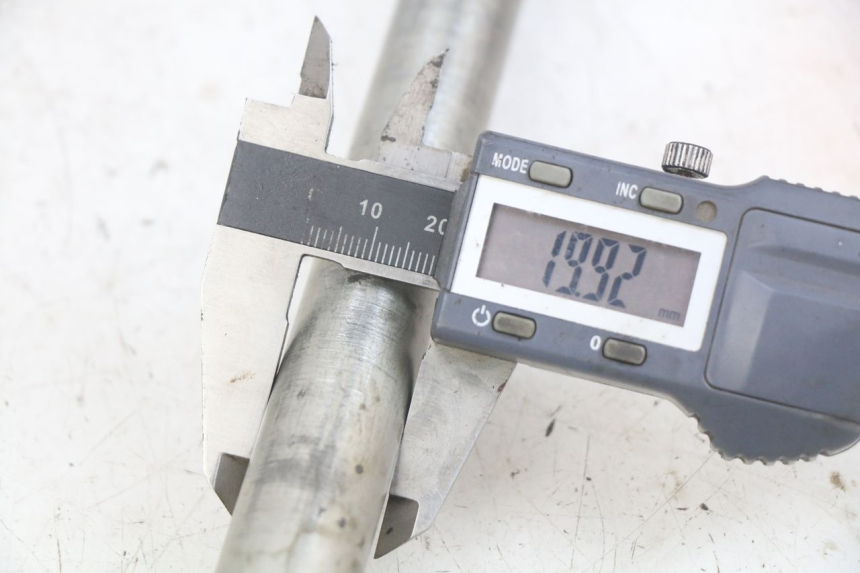 photo de SWINGARM PIVOT BOLT KAWASAKI Z 750 (2007 - 2013) - Component detail