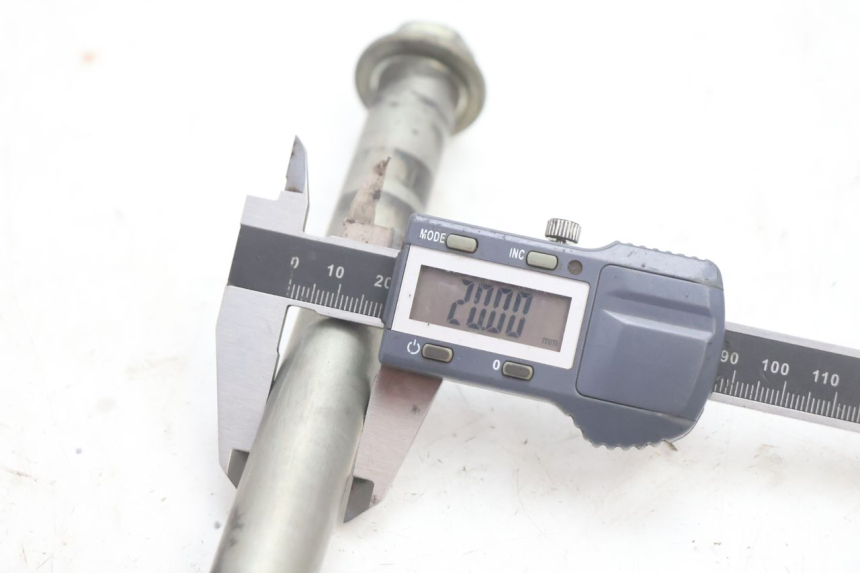 photo de SWINGARM PIVOT AXIS KAWASAKI ZX-6R ZX6R 600 (1995 - 1997) - Technical close-up