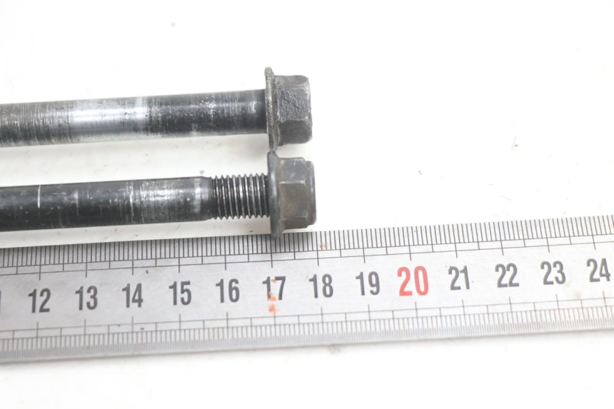 photo de ENGINE AXLE KAWASAKI ER-6 ER6 N 650 (2005 - 2009) - Alternative perspective