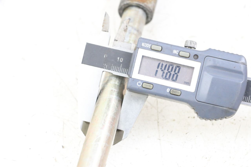 photo de REAR WHEEL AXLE HYOSUNG GV AQUILA 125 (2000 - 2009) - Component detail