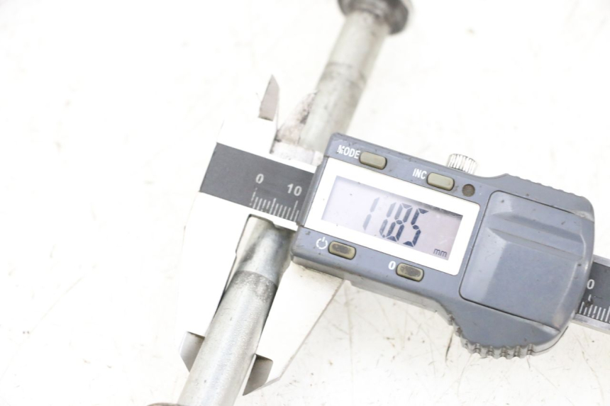 photo de REAR WHEEL AXLE MAG POWER BOMBERS 4T 50 (2016 - 2026) - Zoom on usage condition