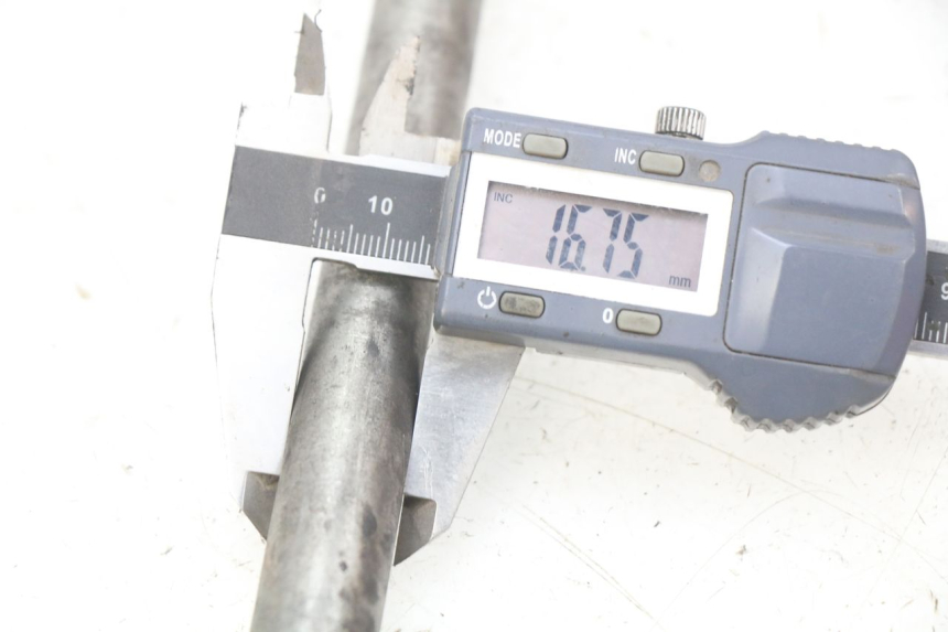 photo de REAR WHEEL AXLE ROYAL ENFIELD BULLET CLASSIC 500 (2017 - 2020) - Component detail