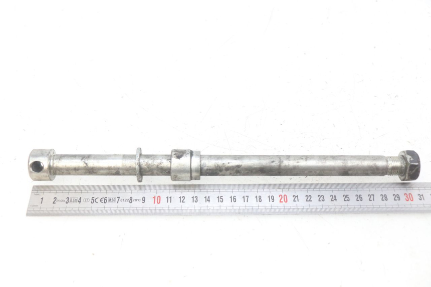 photo de REAR WHEEL AXLE ROYAL ENFIELD BULLET CLASSIC 500 (2017 - 2020) - Technical close-up