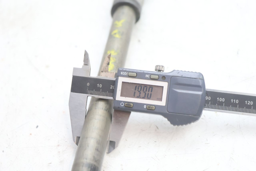 photo de REAR WHEEL AXLE SUZUKI BURGMAN EXECUTIVE ABS 650 (2006 - 2012) - Technical close-up