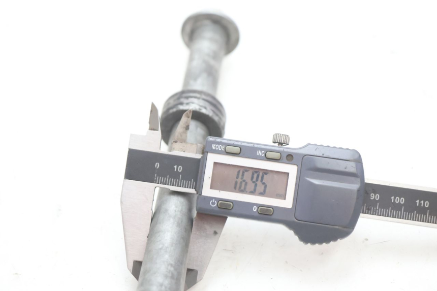 photo de REAR WHEEL AXLE HONDA CB F HORNET 600 (2005 - 2006) - Technical close-up