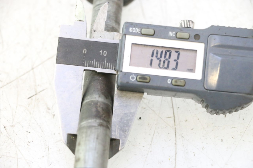 photo de REAR WHEEL AXLE HONDA CB TWO FIFTY 250 (1991 - 2002) - Zoom on usage condition