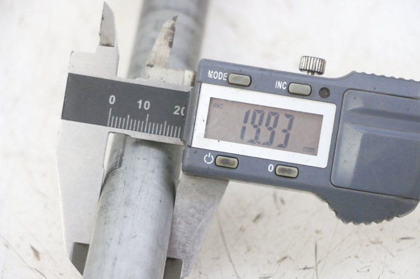 photo de REAR WHEEL AXLE HONDA CBF 500 (2004 - 2007) - Component detail