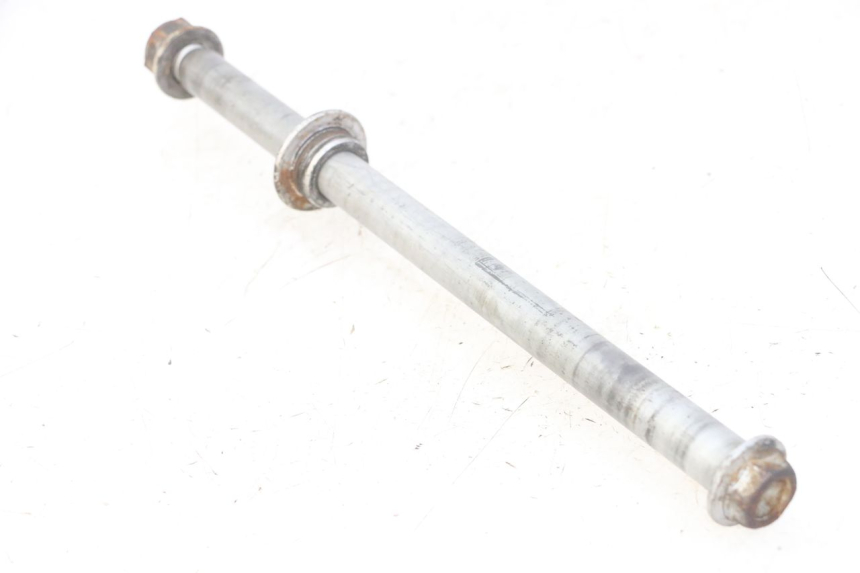 photo de REAR WHEEL AXLE HONDA CBF 500 (2004 - 2007) - Technical close-up