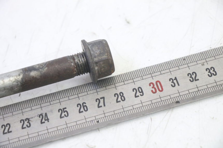 photo de REAR WHEEL AXLE HONDA CBF 125 (2009 - 2015) - Alternative perspective