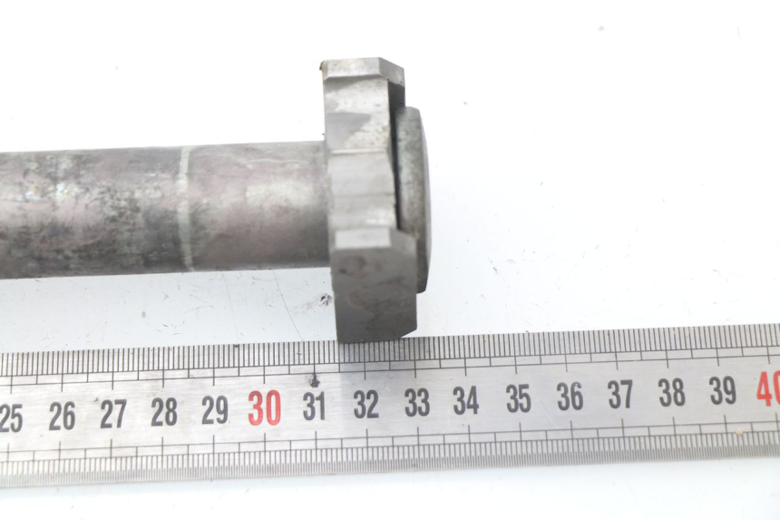 photo de REAR WHEEL AXLE HONDA CBR 929 RR FIREBLADE 900 (2000 - 2001) - Alternative perspective