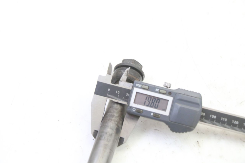 photo de REAR WHEEL AXLE HONDA CBR RR FIREBLADE 900 (1992 - 1994) - Technical close-up