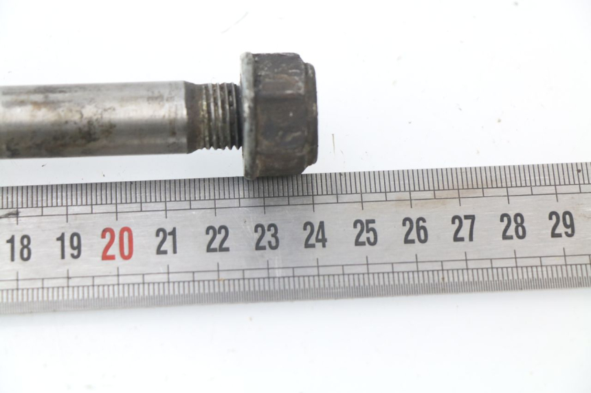 photo de REAR WHEEL AXLE HONDA CG 125 (1996 - 1998) - Zoom on usage condition