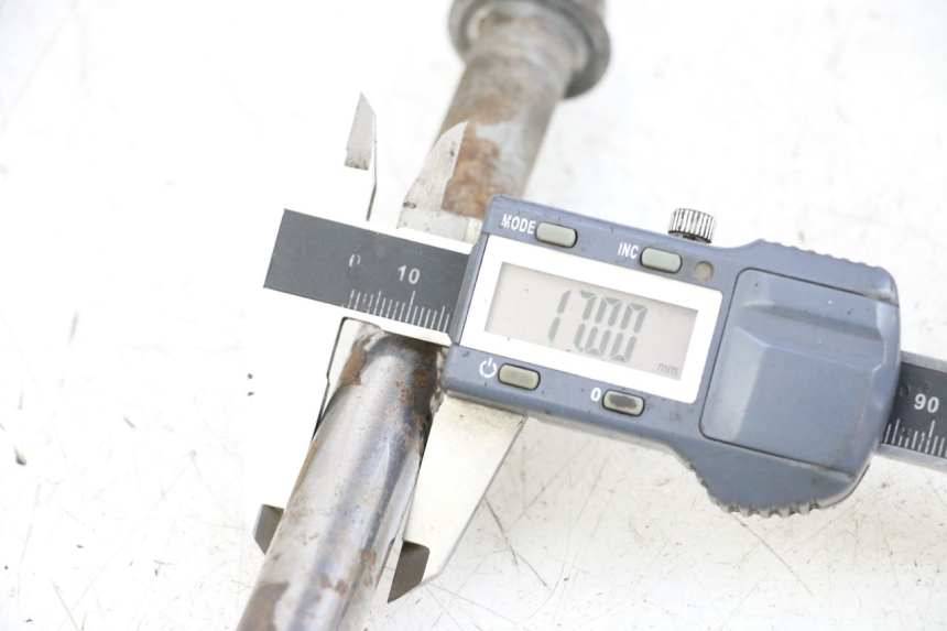 photo de REAR WHEEL AXLE SHERCO CITY CORP 125 (2003 - 2007) - Component detail