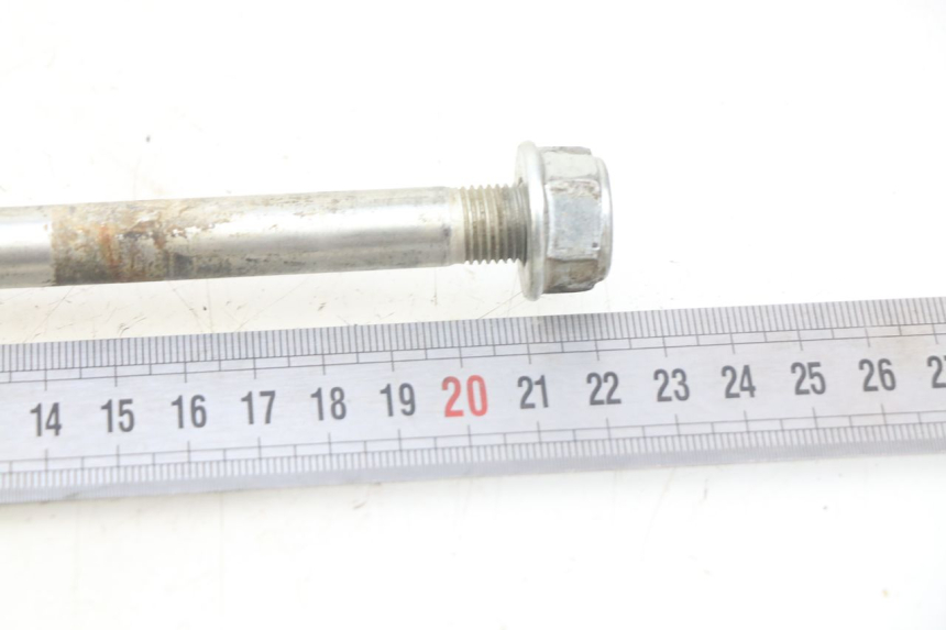 photo de REAR WHEEL AXLE HONDA CRF CR-F 125 (2022 - 2023) - Zoom on usage condition