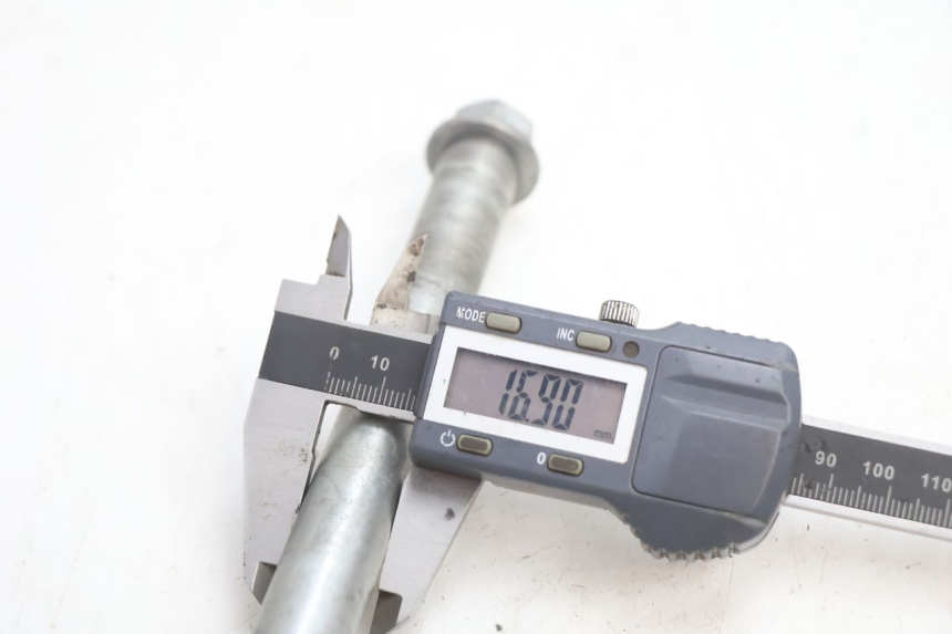 photo de REAR WHEEL AXLE HM HONDA CRM DERAPAGE RR 50 (2006 - 2017) - Technical close-up