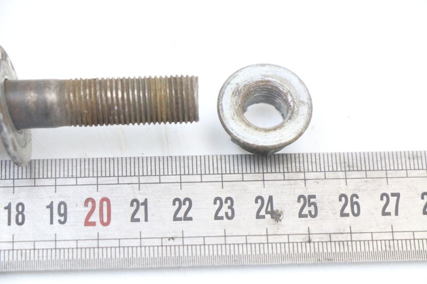 photo de REAR WHEEL AXLE CCR DIRT BIKE 125 - Zoom on usage condition