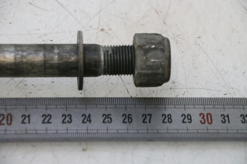 photo de REAR WHEEL AXLE SUZUKI DR S 600 (1985 - 1989) - Component detail