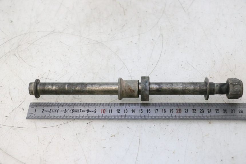 photo de REAR WHEEL AXLE SUZUKI DR S 600 (1985 - 1989) - Zoom on usage condition