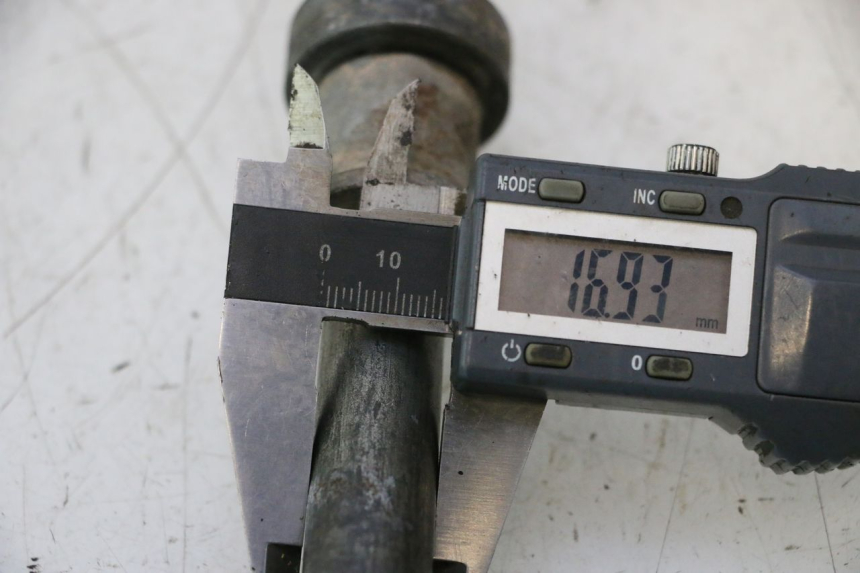 photo de REAR WHEEL AXLE SUZUKI DR S 600 (1985 - 1989) - Technical close-up