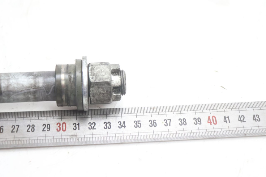 photo de REAR WHEEL AXLE KAWASAKI ER-6 ER6 N 650 (2005 - 2009) - Alternative perspective