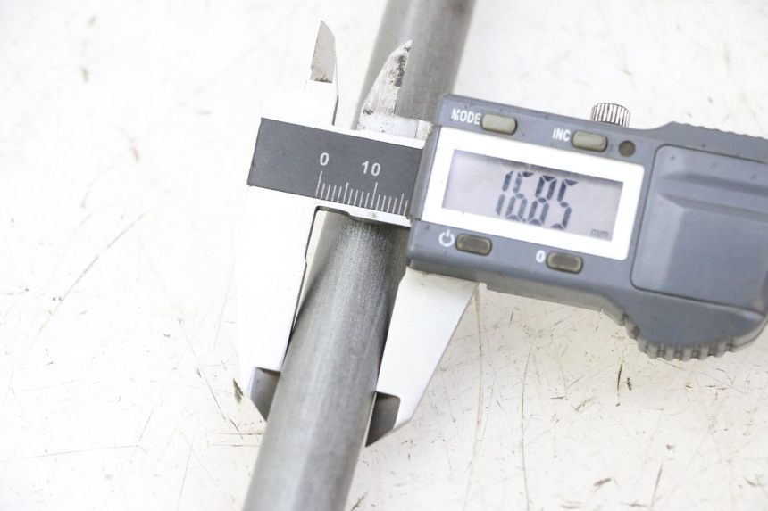 photo de REAR WHEEL AXLE APRILIA ETX 125 (1998 - 2002) - Component detail