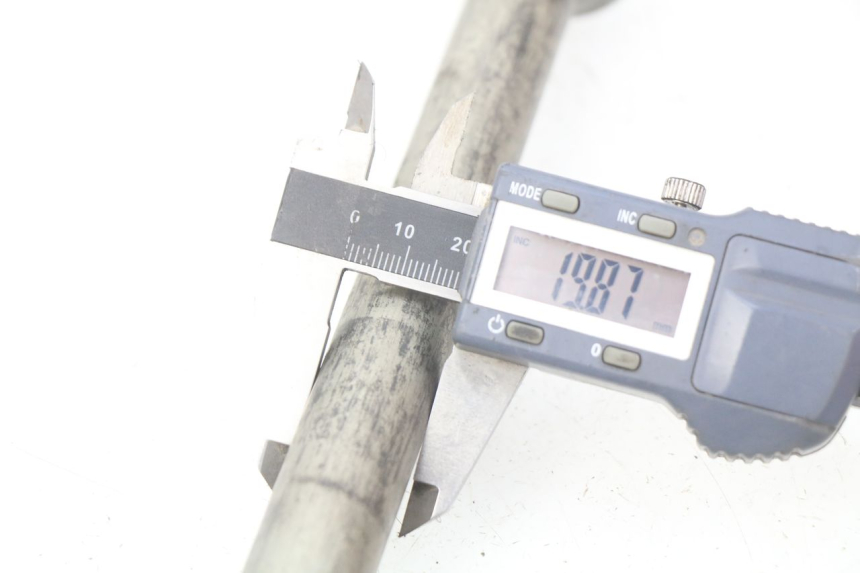 photo de REAR WHEEL AXLE YAMAHA FJR ABS 1300 (2016 - 2020) - Technical close-up