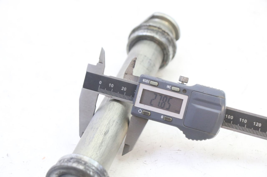 photo de REAR WHEEL AXLE YAMAHA FZ6 FAZER S2 600 (2007 - 2011) - Technical close-up