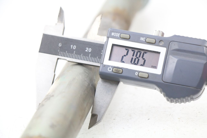 photo de REAR WHEEL AXLE YAMAHA FZ8 800 (2010 - 2016) - Component detail