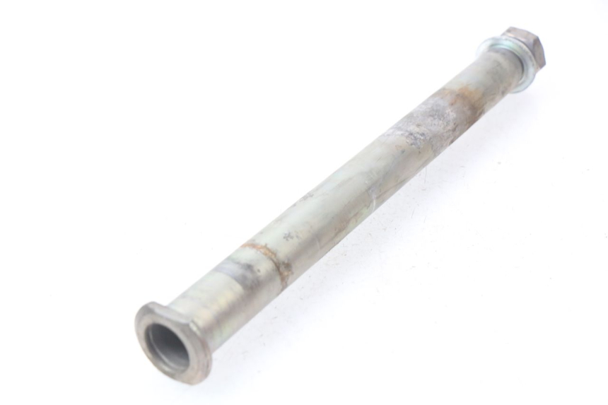 photo de REAR WHEEL AXLE YAMAHA FZ8 800 (2010 - 2016) - Technical close-up