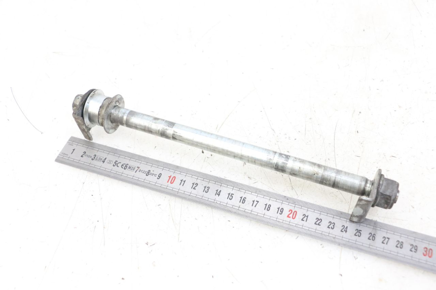 photo de REAR WHEEL AXLE HYOSUNG GF 125 (2001 - 2005) - Zoom on usage condition