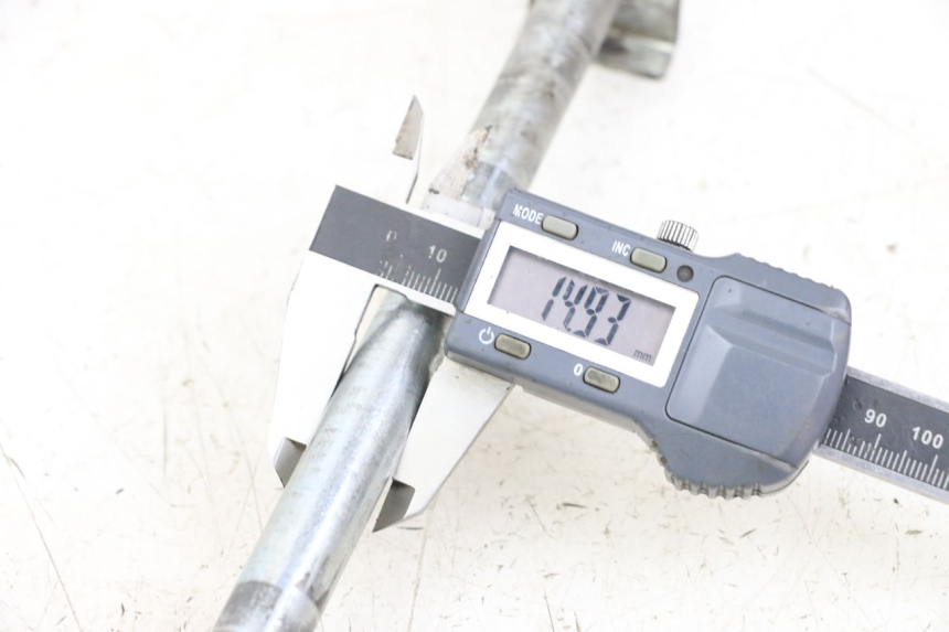 photo de REAR WHEEL AXLE HYOSUNG GF 125 (2001 - 2005) - Alternative perspective