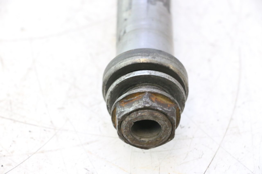 photo de REAR WHEEL AXLE GILERA GP 800 (2007 - 2013) - Component detail