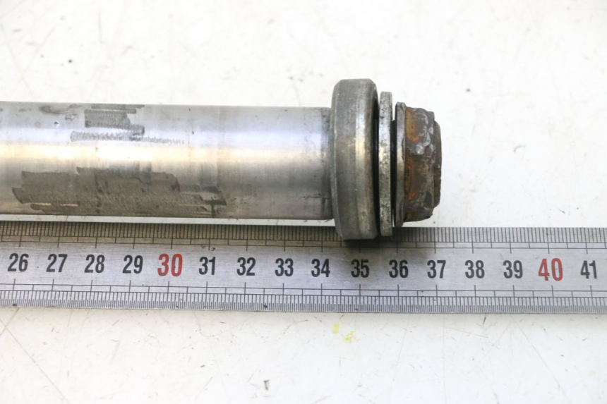 photo de REAR WHEEL AXLE GILERA GP 800 (2007 - 2013) - Distinctive features