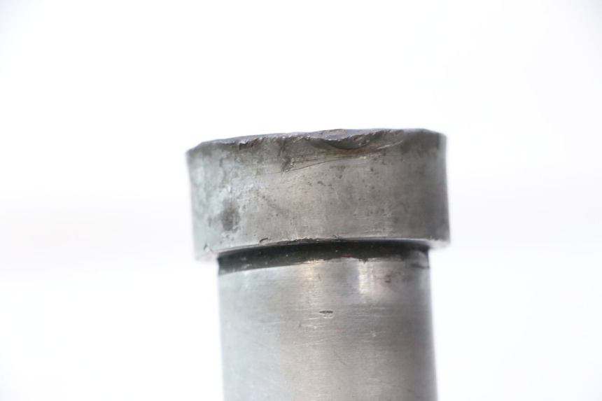 photo de REAR WHEEL AXLE GILERA GP 800 (2007 - 2013) - Product overview