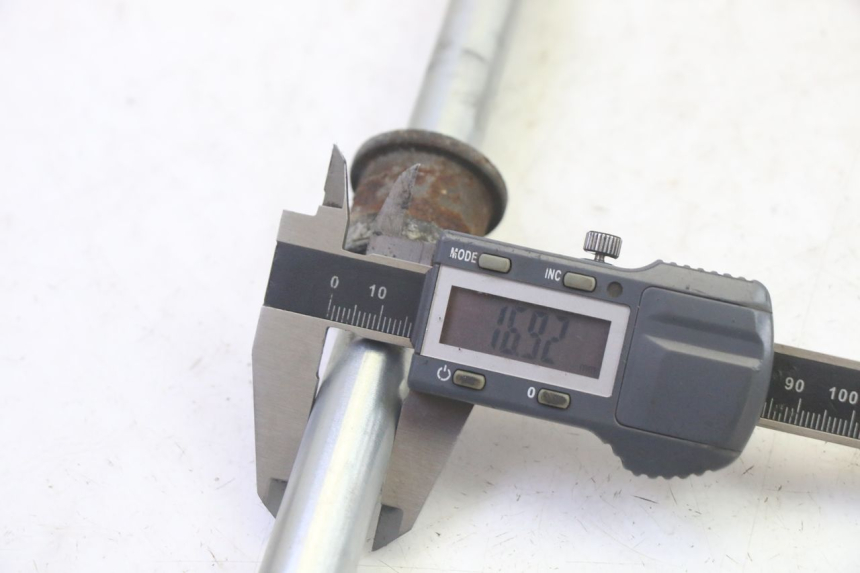 photo de REAR WHEEL AXLE KAWASAKI GPX R WARBIRD 600 (1988 - 1993) - Technical close-up