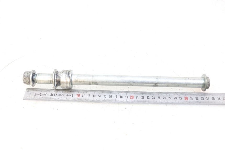 photo de REAR WHEEL AXLE SUZUKI GSF N BANDIT 600 (1996 - 1999) - Alternative perspective