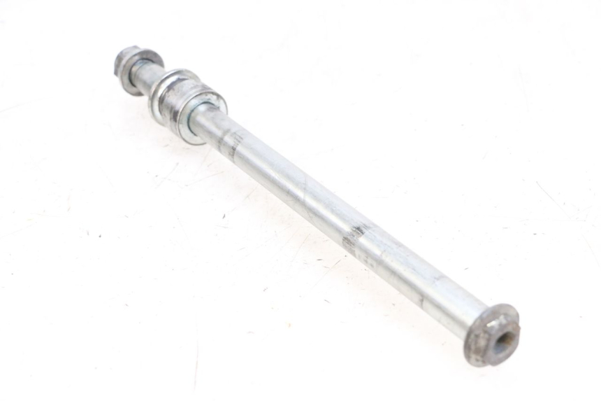 photo de REAR WHEEL AXLE SUZUKI GSF N BANDIT 600 (1996 - 1999) - Technical close-up