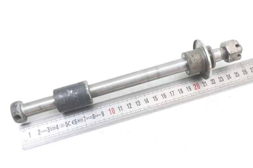 photo de REAR WHEEL AXLE SUZUKI GSX E 250 (1982 - 1983) - Component detail