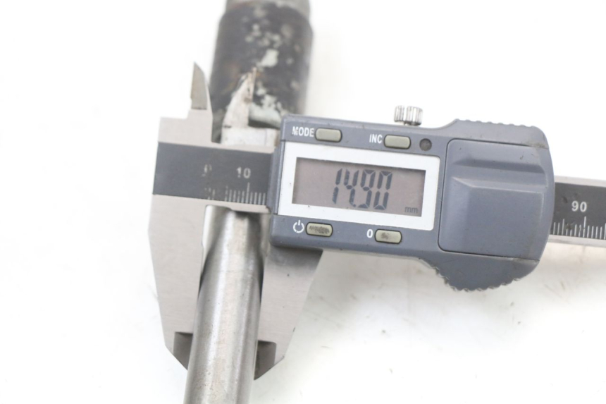 photo de REAR WHEEL AXLE SUZUKI GSX E 250 (1982 - 1983) - Alternative perspective