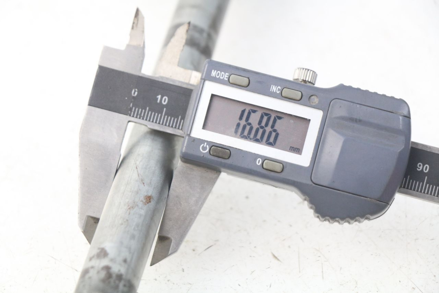 photo de REAR WHEEL AXLE SUZUKI GSX-F GSXF 600 (1998 - 2004) - Alternative perspective