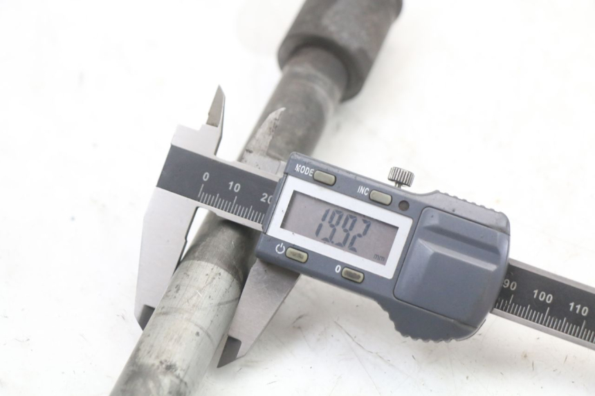 photo de REAR WHEEL AXLE HONDA CBR F 1000 (1993 - 1996) - Technical close-up