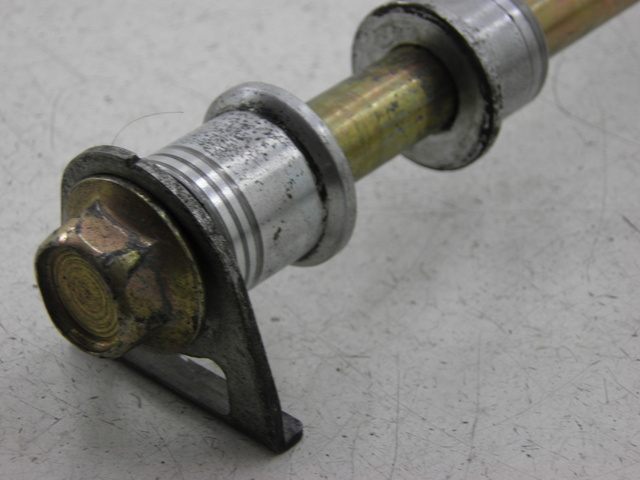 photo de REAR WHEEL AXLE HYOSUNG COMET GT 125 (2002 - 2007) - Alternative perspective