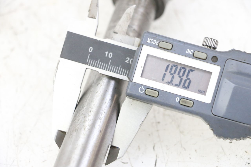 photo de REAR WHEEL AXLE KAWASAKI GTR 1000 (1994 - 2004) - Zoom on usage condition