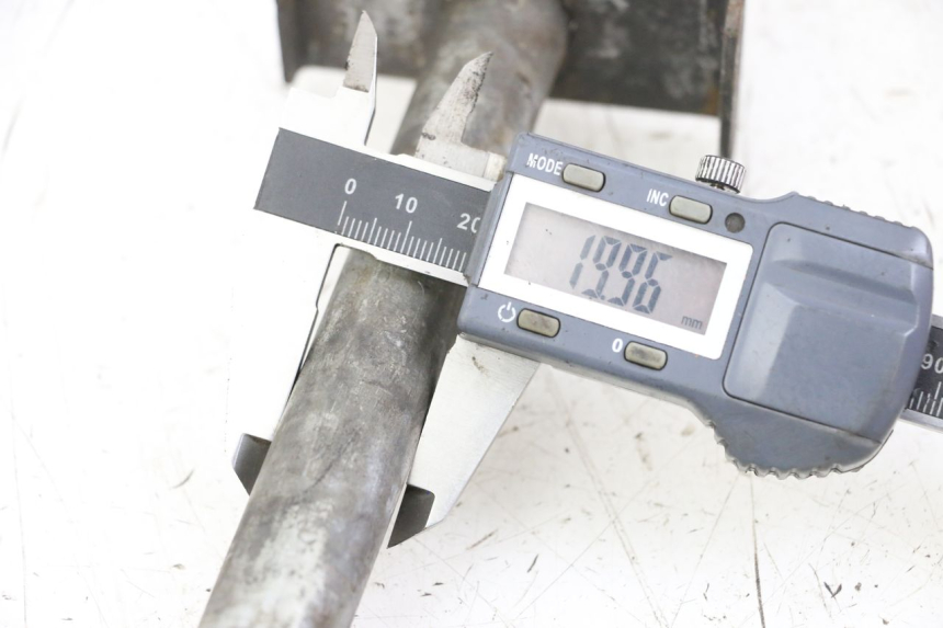 photo de REAR WHEEL AXLE KAWASAKI ZR7 ZR-7 S 750 (1999 - 2004) - Component detail