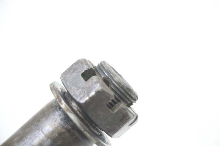 photo de REAR WHEEL AXLE KAWASAKI KX F KXF 450 (2009 - 2011) - Technical close-up