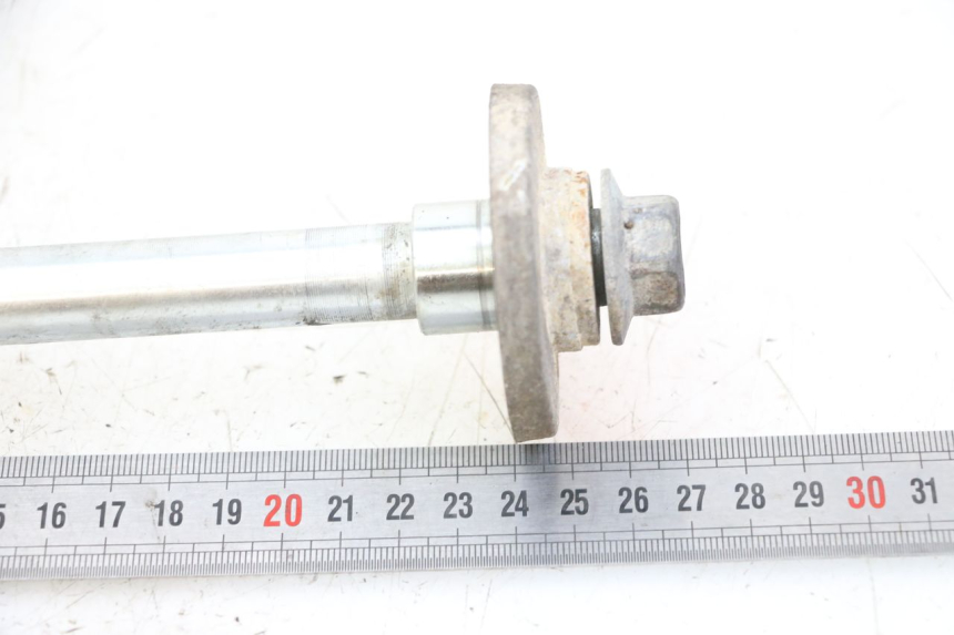 photo de REAR WHEEL AXLE KYMCO STRYKER OFF ROAD 125 (1999 - 2005) - Zoom on usage condition