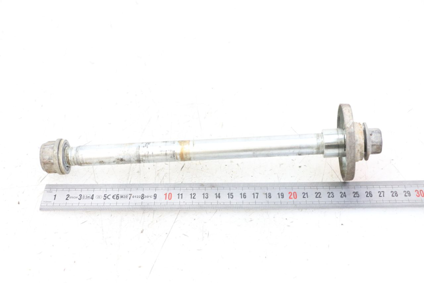 photo de REAR WHEEL AXLE KYMCO STRYKER OFF ROAD 125 (1999 - 2005) - Alternative perspective